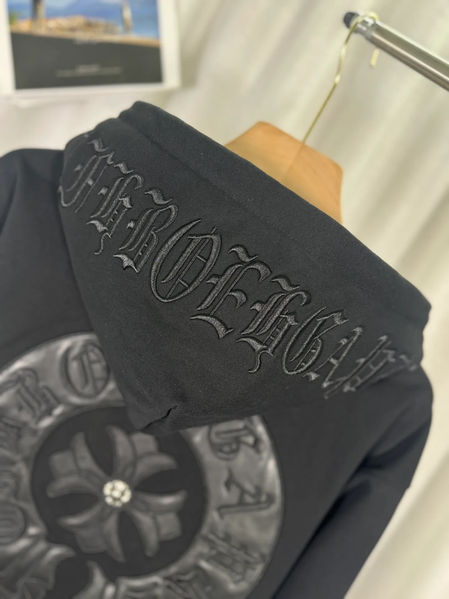 P350 top version, real shot without P, ​​different from market currency) 𝗖𝗵𝗿𝗼𝗺𝗲 𝗛𝗲𝗮𝗿𝘁𝘀/Cro Heart 2025 washed and burned flower patch embroidered autumn and winter new original single counter American patchwork 3D three-dimensional couple casual cardigan sweater 👑The highest version! Customized fabric 480g tripe terry fabric! American acid-washed and distressed original fabric, laser burning + patch embroidery, exquisite embroidery of letters! The best-selling model in the counter, very comfortable to wear. Accessories: original molded and authenticated collar label➕100% silk wash label. Genuine purchase-grade original hangtag➕matching hanging rope➕3D hanging beads➕original packaging bag. Craftsmanship: The original version has consistent wiring! The highest version of the armhole matching technique! Color: Black Size: S M L XL Style: 25-350